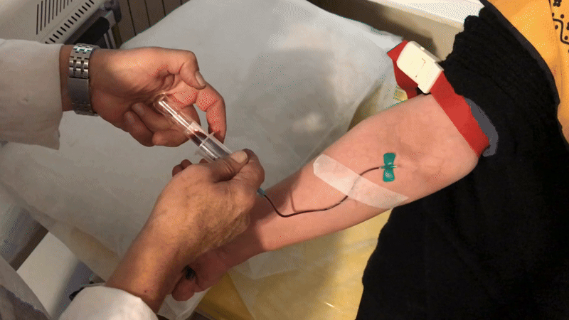 خون‌گیری از بیمار در پی آر پی